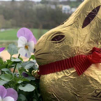 Die alte weiße Frau an Ostern