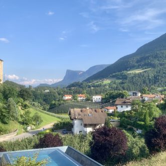 Die alte weisse Frau und die Menschen im Hotel