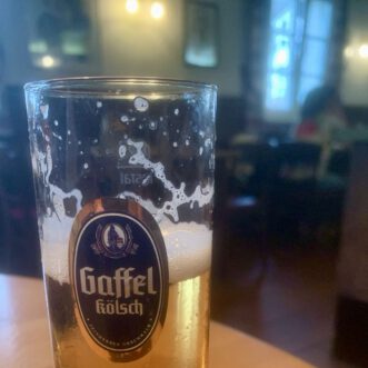 Die alte weisse Frau unternimmt etwas Schönes