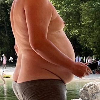 Die alte weiße Frau und die Bäuche