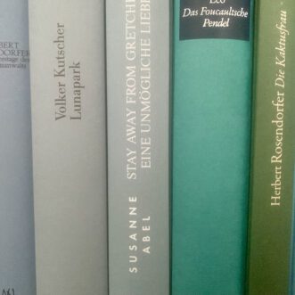 Die alte weisse Frau liest