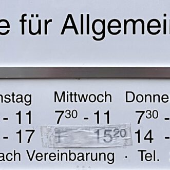 Die alte weisse Frau und die Helferinnen