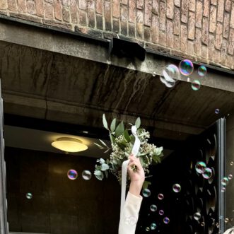 Die alte weisse Frau und die Hochzeiten