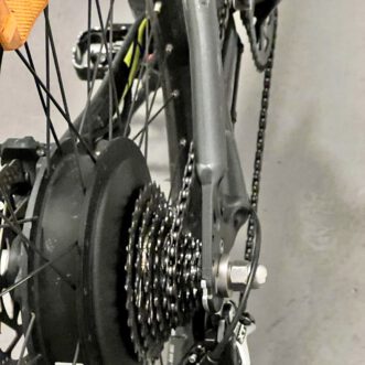 Die alte weisse Frau verreist vorbildlich