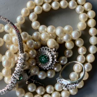 Die alte weisse Frau und die Spitzbuben