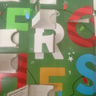 Die alte weisse Frau macht ein Türchen auf