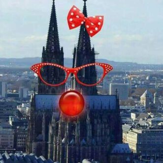 Die alte weisse Frau sucht ihre Pappnase