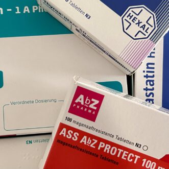 Die alte weisse Frau unterhält sich gern