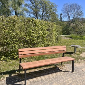 Die alte weisse Frau und die Sitzgelegenheit